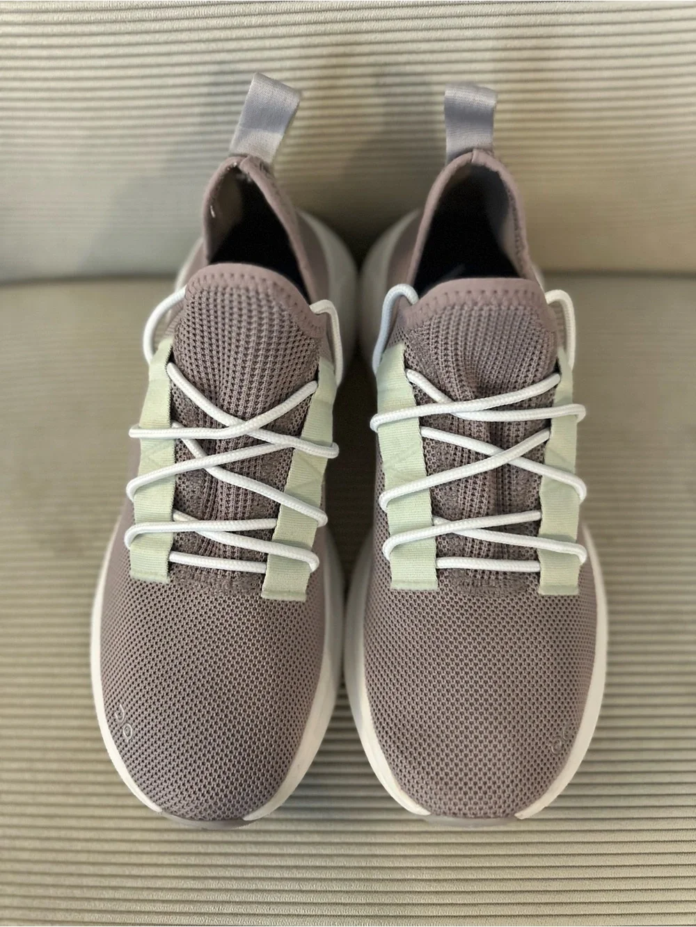 On Running Women’s Cloudeasy in the 'Heron Aloe' - size 9